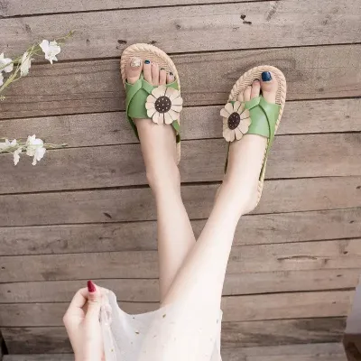 FASHIONABLE FLIP-FLOPS BEACH 